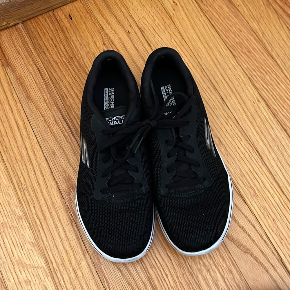 Skechers black tennis shoes